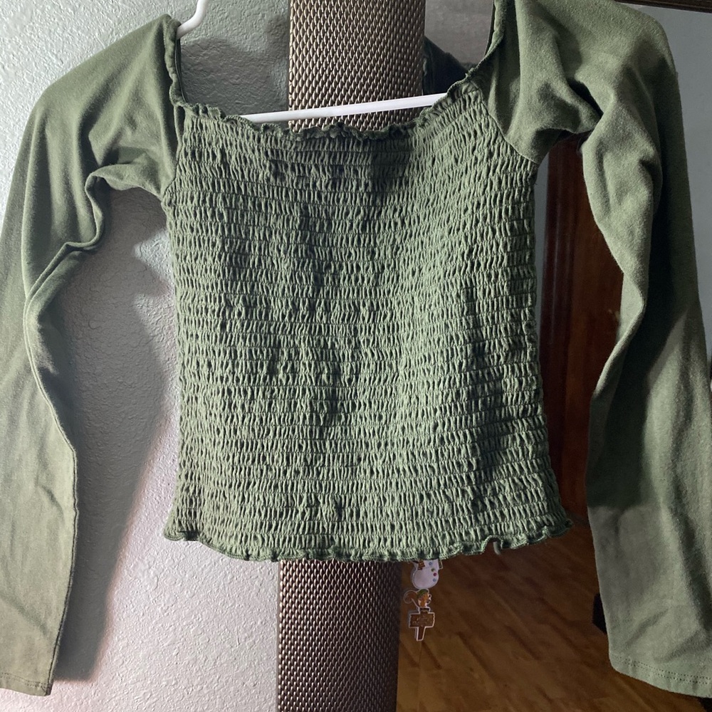 green longs sleeve crop top